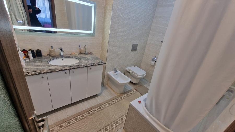 Apartament cu 3 camere decomandat în 13 Decembrie