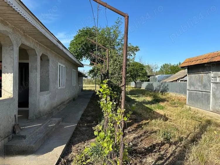 Casă cu 6 camere cu Teren 2000 Mp în Tătăranu