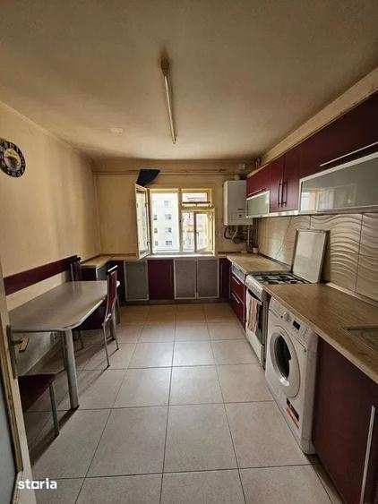 Apartament cu 3 camere decomandat în Între Lacuri