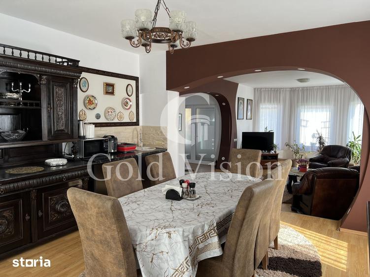 Casă cu 7 camere cu Teren 2000 Mp în Central