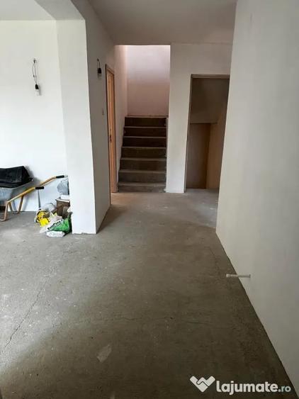 Casă cu 7 camere cu Teren 505 Mp în Cartierul Nord