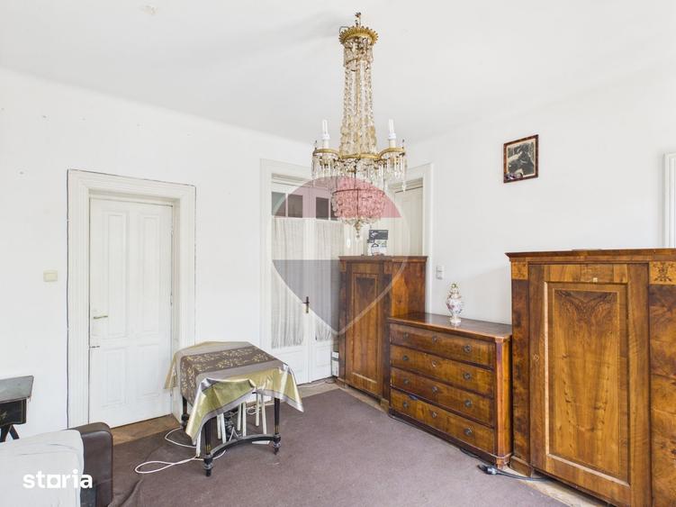 Apartament cu 3 camere semidecomandat în Moșilor