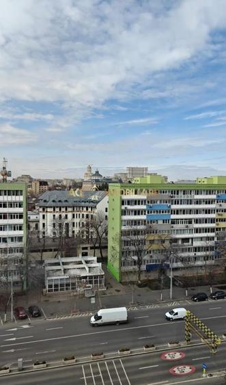 Apartament cu 3 camere semidecomandat, mobilat în P-ța Unirii
