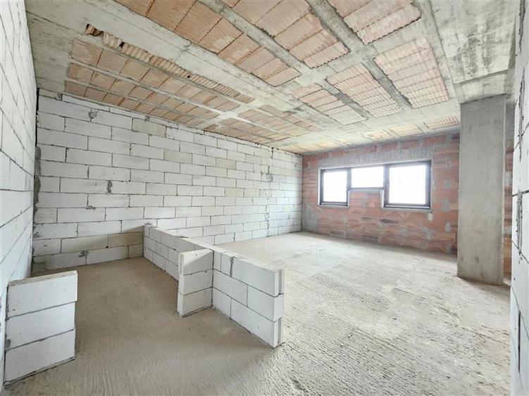 Spațiu comercial, de 1,000 mp, în Exterior Sud