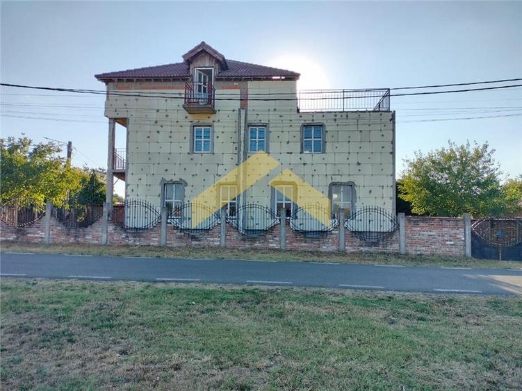 Casă individuală cu 7 camere cu Piscina în Fântânele