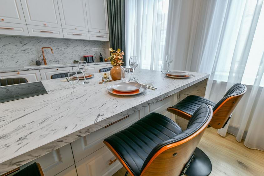 Apartament cu 3 camere semidecomandat, mobilat în Central
