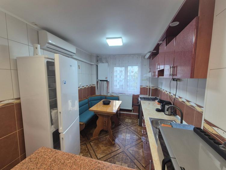 Apartament cu 3 camere decomandat în Mărgeanului