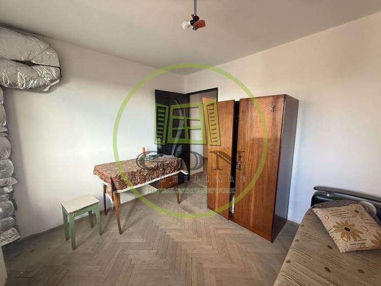 Apartament cu 3 camere decomandat în Calea București