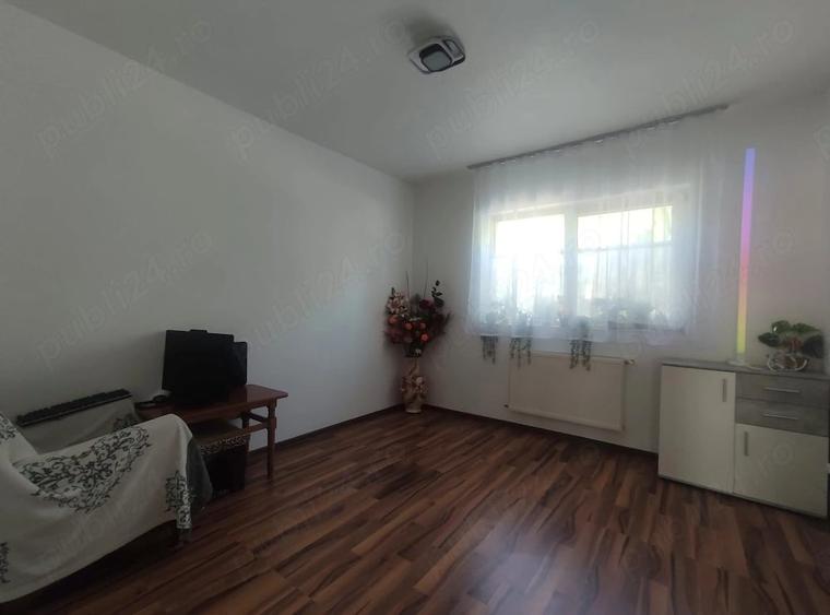 Apartament cu 3 camere semidecomandat, mobilat în Florești
