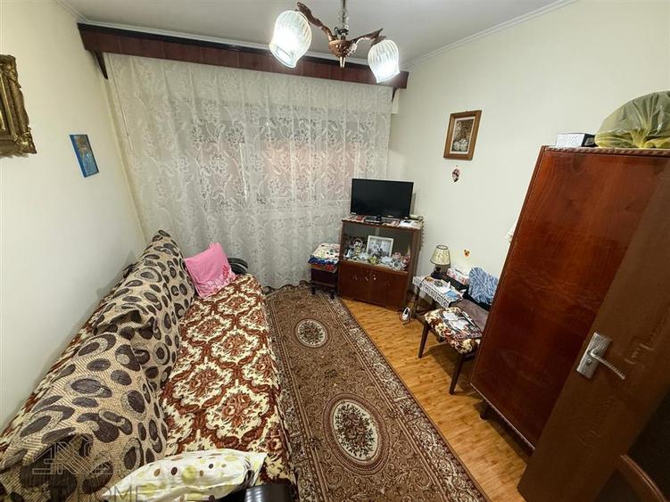 Apartament cu 3 camere decomandat, mobilat în Central