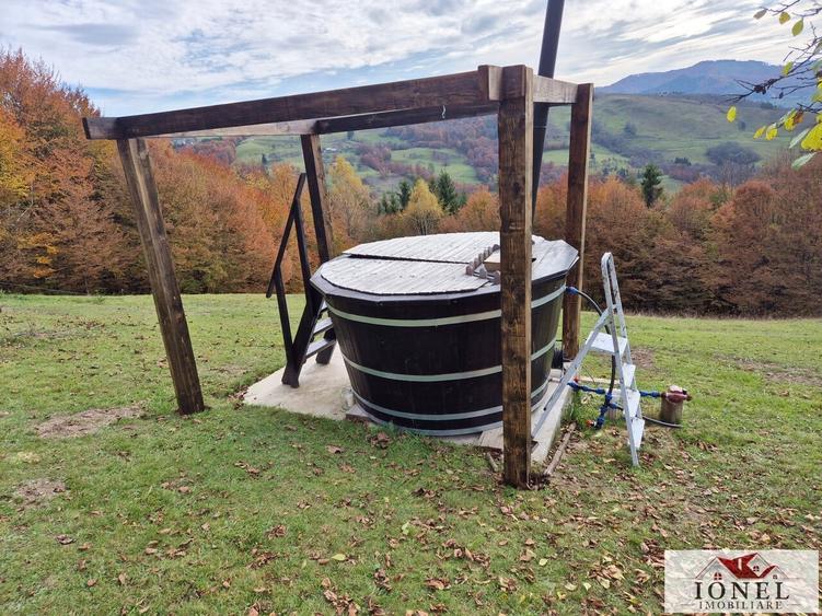 Casă individuală cu 11 camere cu Teren 114144 Mp în Abrud