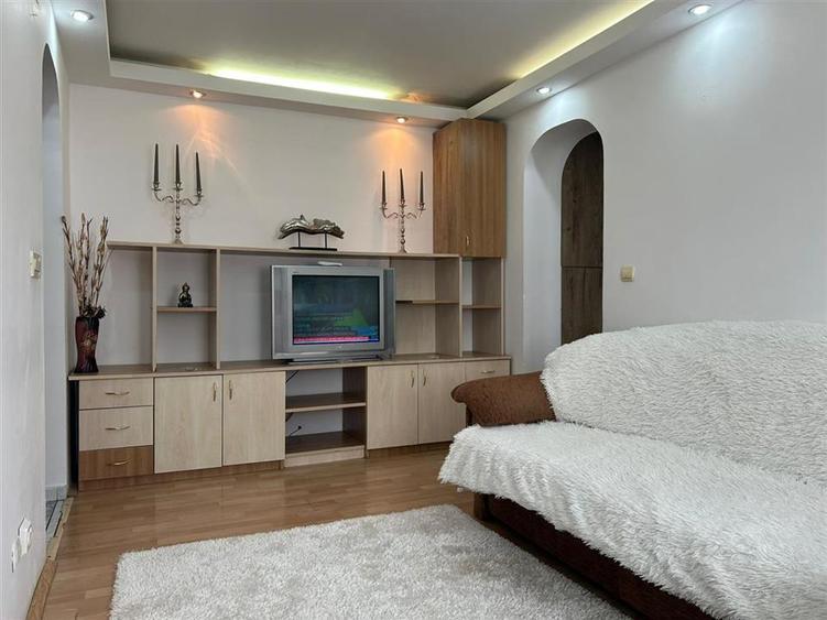 Apartament cu 3 camere semidecomandat, mobilat în Podu Roș