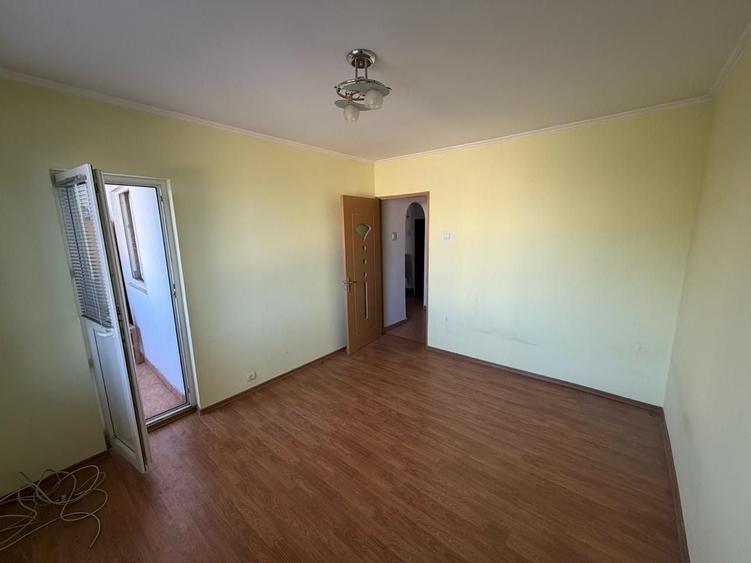 Apartament cu 3 camere semidecomandat în Rahova