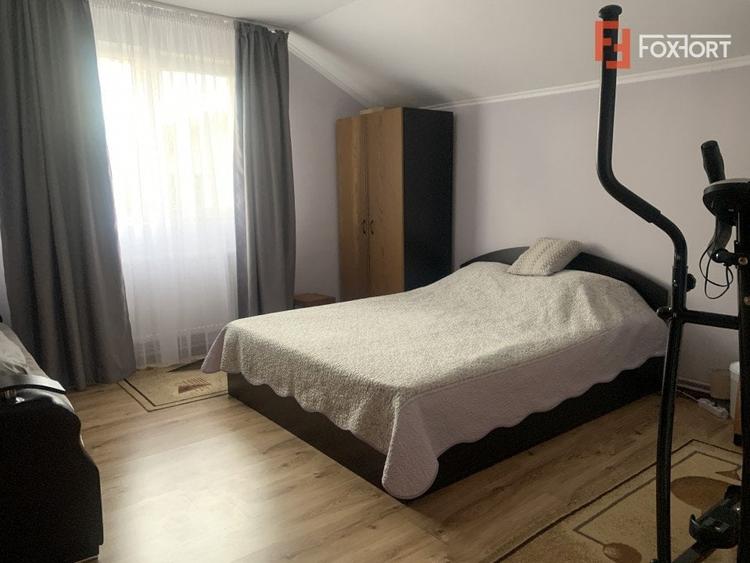 Casă individuală cu 9 camere cu Canalizare în Dumbrăvița