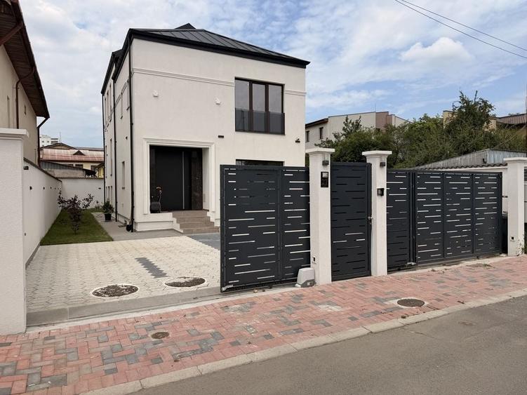 Casă cu 4 camere cu Teren 300 Mp în Exterior Vest