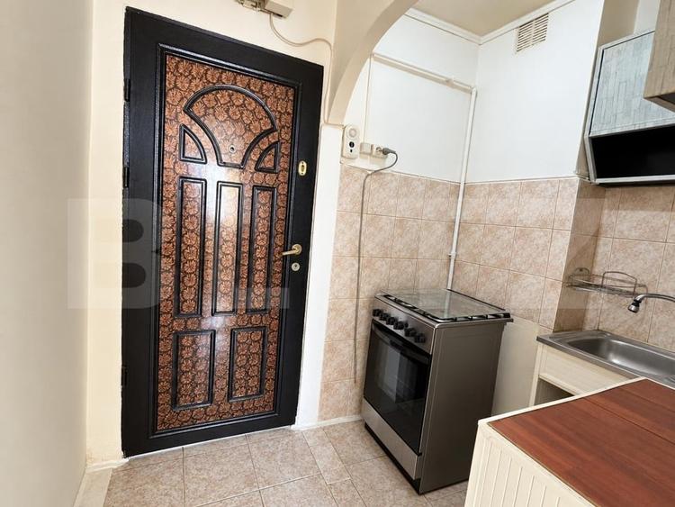 Apartament cu 2 camere semidecomandat, mobilat în Tractorul