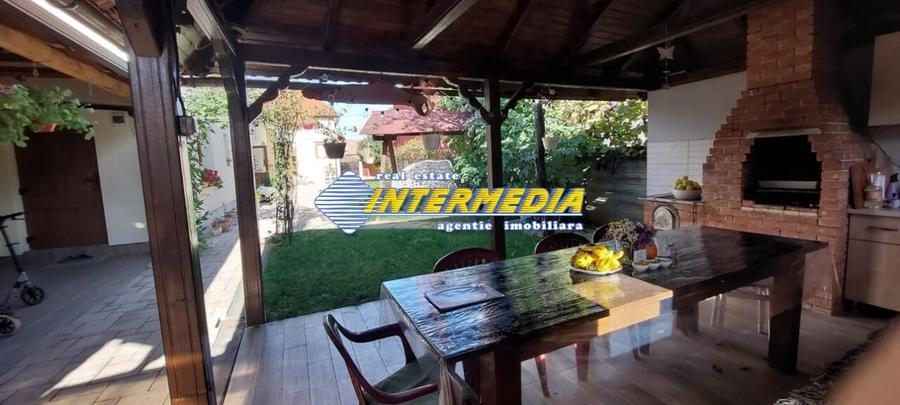 Casă individuală cu 5 camere cu Canalizare în Central