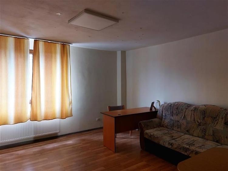 Casă individuală cu 8 camere cu Canalizare în Gai