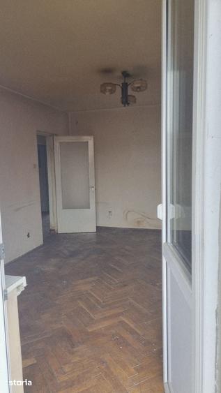 Apartament cu 3 camere decomandat în Petros