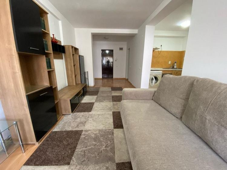 Apartament cu 2 camere semidecomandat, mobilat în Broscărie