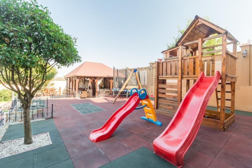 Casă individuală cu 10 camere cu Canalizare în Dealuri Oradea