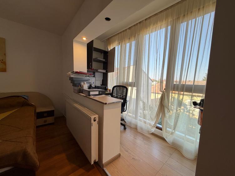 Apartament cu 3 camere semidecomandat în Girocului