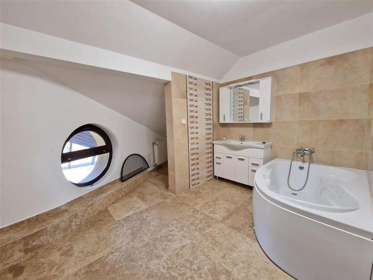 Casă individuală cu 8 camere cu Teren 2756 Mp în Sântandrei