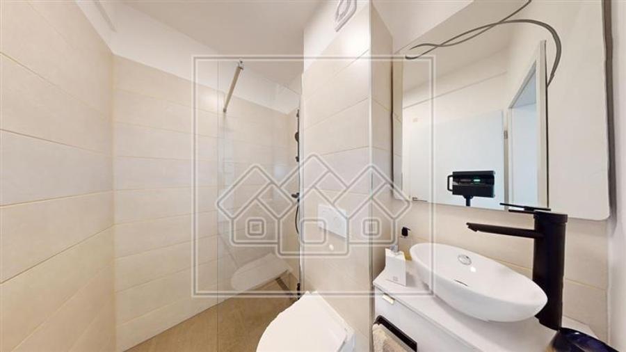 Penthouse cu 5 camere nedecomandat în Cristian