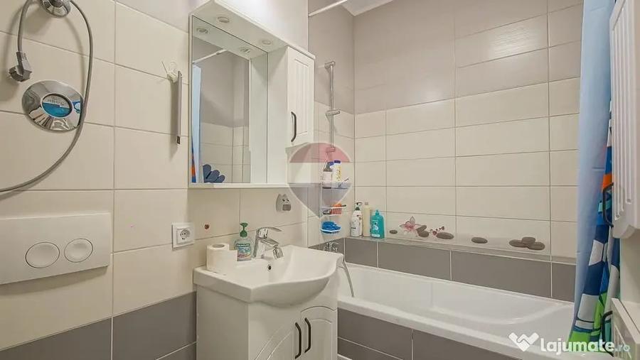 Apartament cu 3 camere decomandat în Tractorul