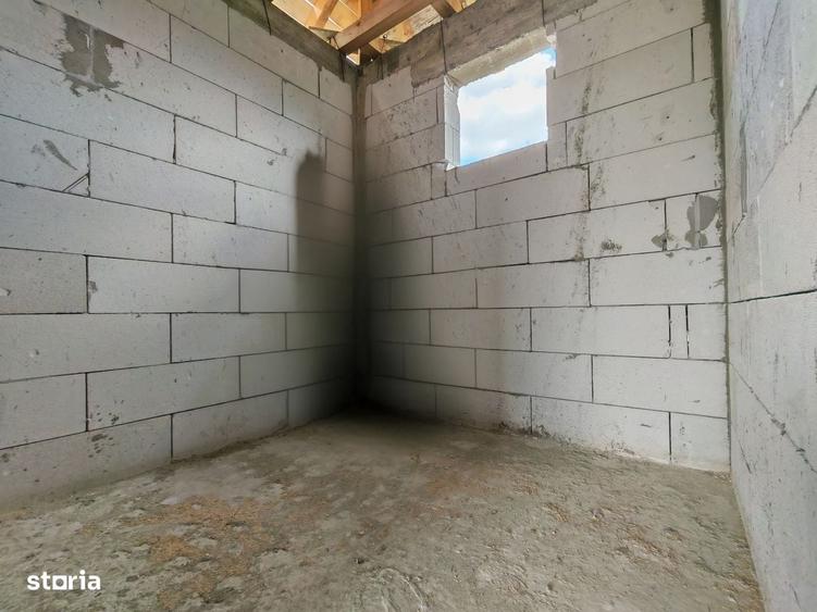 Casă cu 4 camere în Lumina