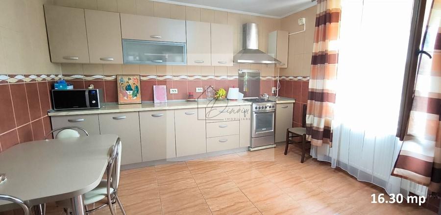 Casă individuală cu 7 camere cu Canalizare în Central