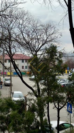 Apartament cu 3 camere semidecomandat în Obor