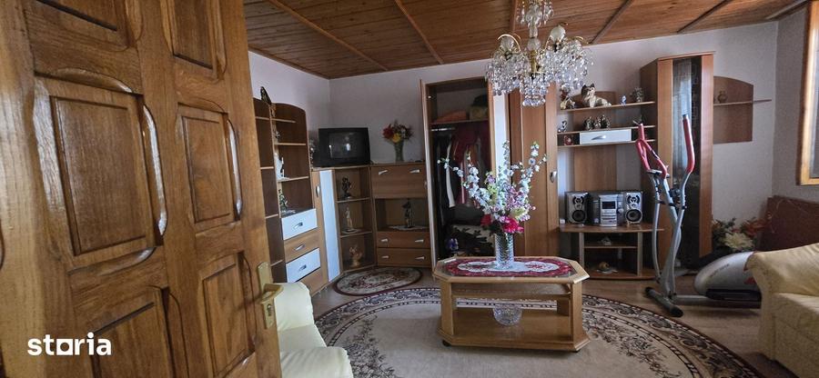Casă cu 9 camere cu Teren 907 Mp în Central