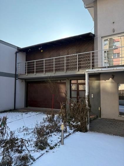 Casă individuală cu 6 camere cu Piscina în Craiovița Nouă