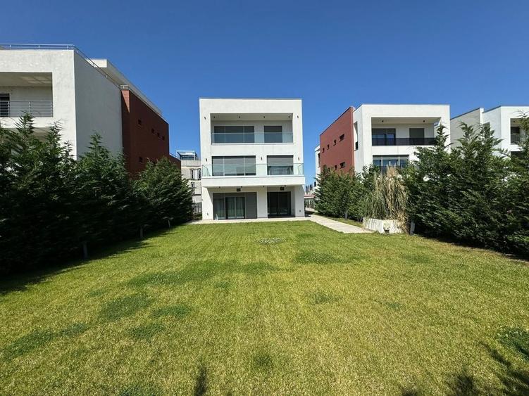 Casă individuală cu 8 camere cu Canalizare în Sisești
