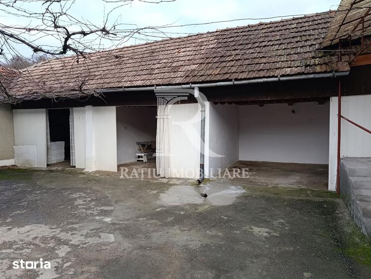 Casă cu 6 camere cu Teren 2300 Mp în Pomezeu