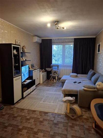 Apartament cu 3 camere semidecomandat în Fizicienilor