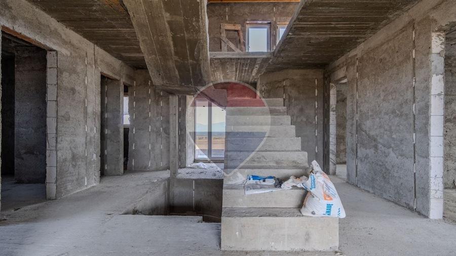 Casă individuală cu 14 camere cu Teren 929 Mp în Cărpiniș