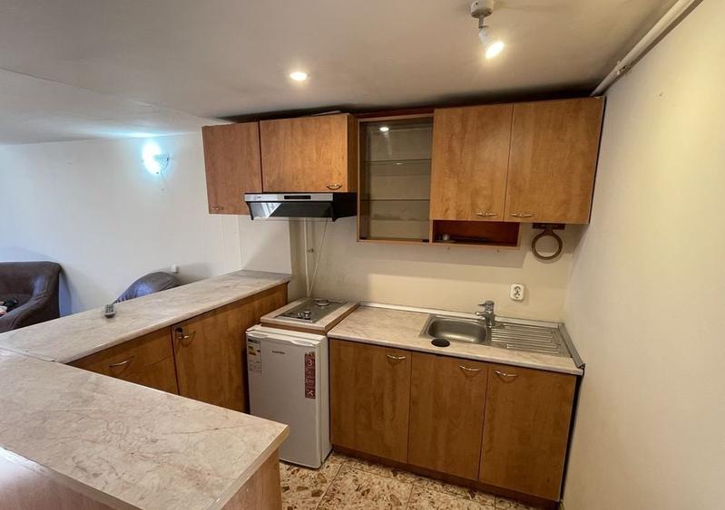 Casă individuală cu 6 camere cu Canalizare în Iris