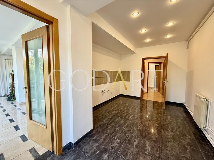 Apartament cu 5 camere semidecomandat în Primăverii
