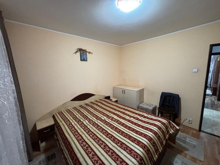 Apartament cu 3 camere decomandat, mobilat în Berceni
