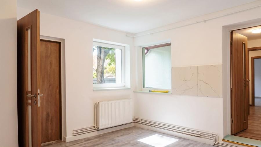Casă individuală cu 6 camere cu Teren 385 Mp în Central