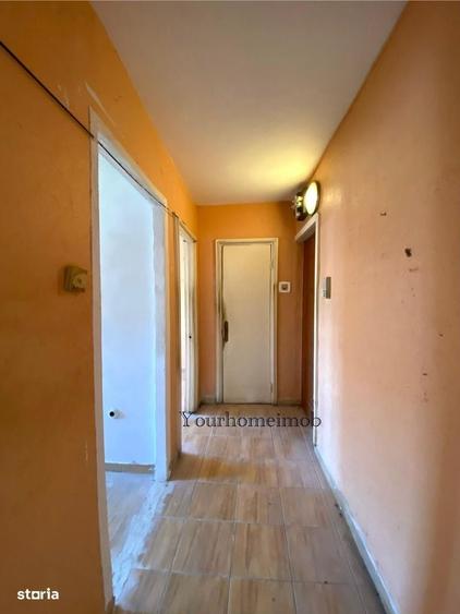 Apartament cu 3 camere semidecomandat în Craiovița Nouă