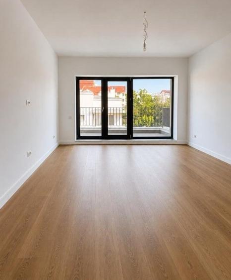 Casă cu 8 camere cu Teren 295 Mp în Dorobanți