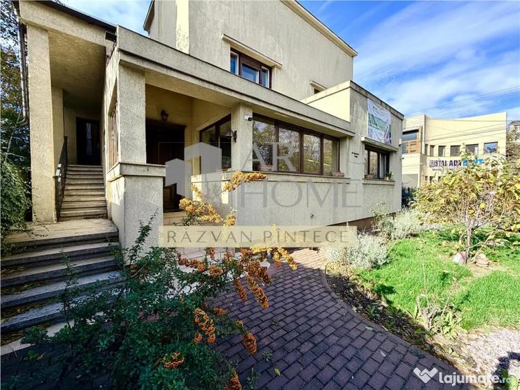 Casă cu 11 camere cu Teren 370 Mp în Central