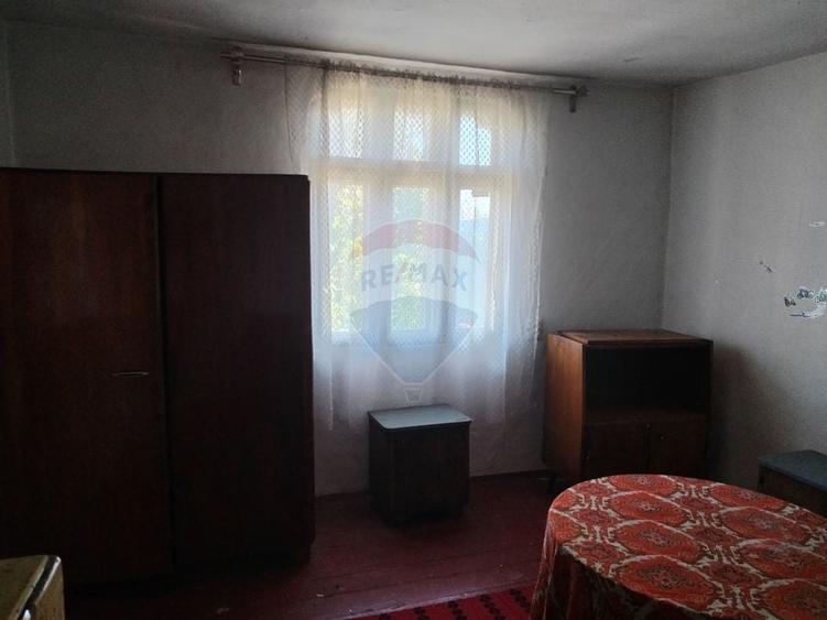 Casă individuală cu 4 camere cu Teren 3370 Mp în Central
