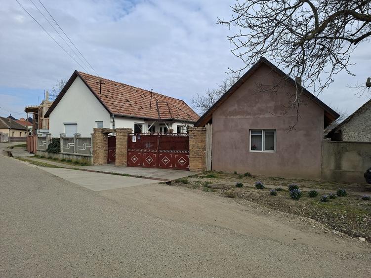 Casă cu 4 camere în Covăsinț