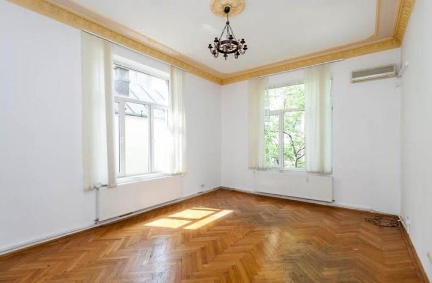 Casă cu 10 camere cu Teren 750 Mp în P-ța Romană