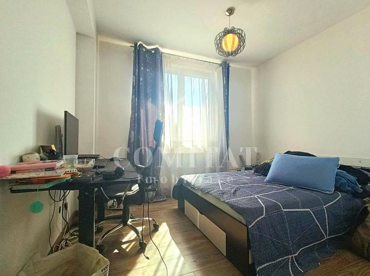 Apartament cu 3 camere semidecomandat, mobilat în Florești