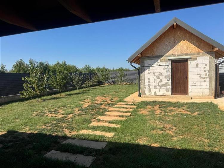 Casă individuală cu 4 camere cu Canalizare în Est